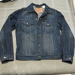 Unisex Levi’s denim jacket size M.